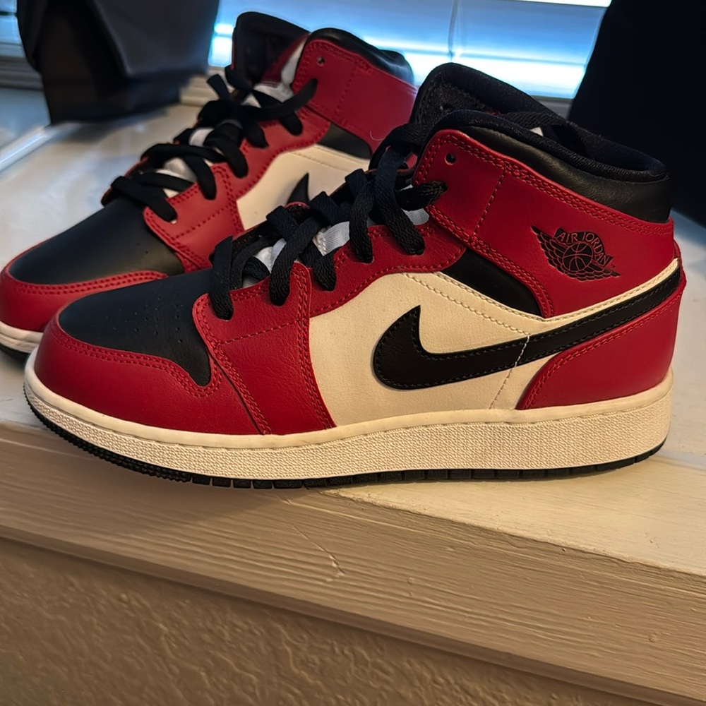 Air Jordan bred mid 1’s